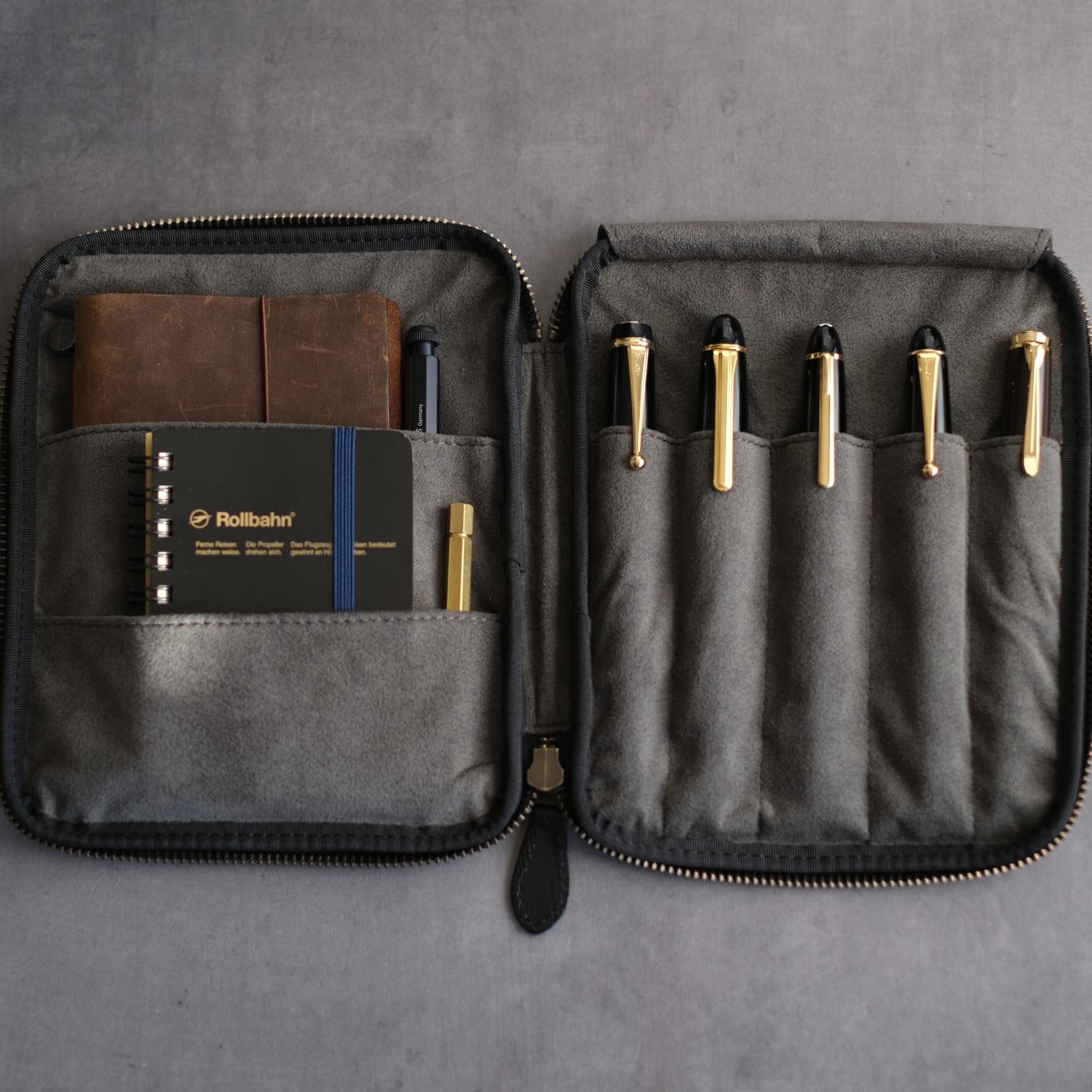 "Every time I open it, I get excited." Stationery pouch Tochigi leather
