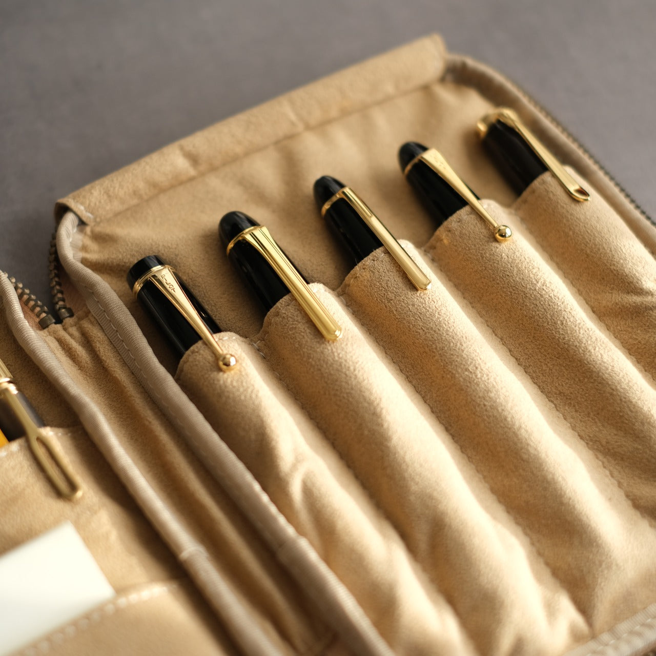 "Every time I open it, I get excited." Stationery pouch Tochigi leather