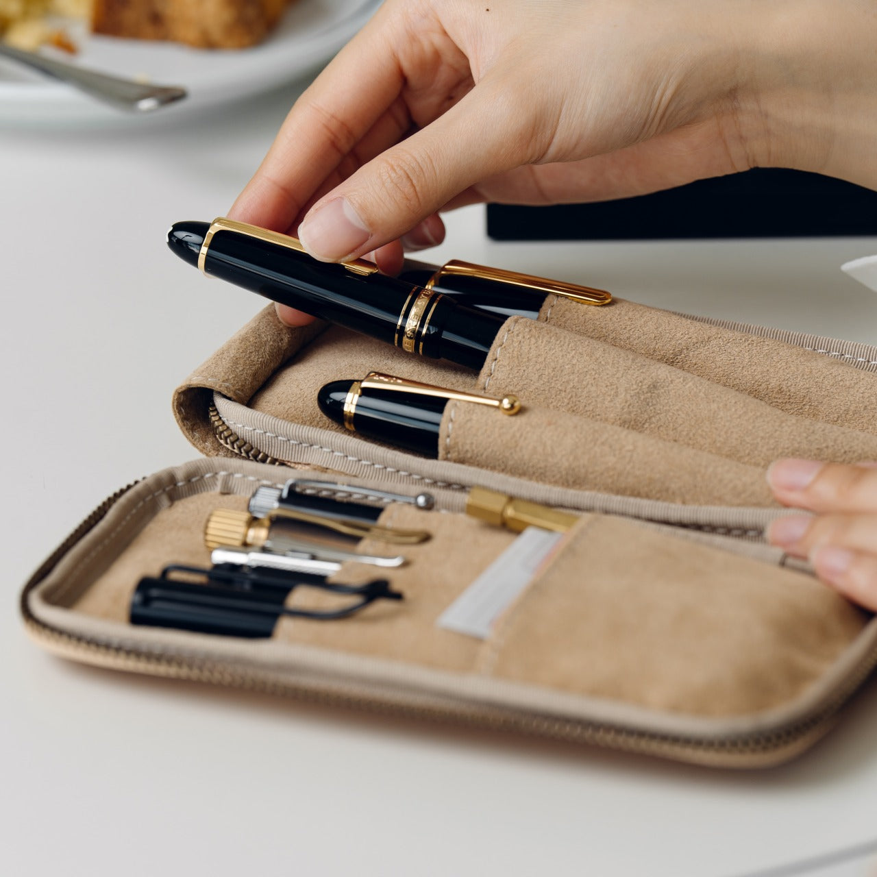 <tc>Zip pencil case for those who are particular about stationery, Tochigi leather, made in Japan </tc>