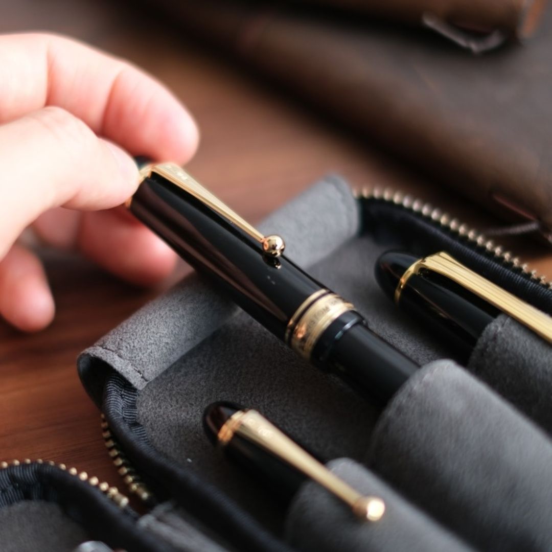 <tc>Zip pencil case for those who are particular about stationery, Tochigi leather, made in Japan </tc>
