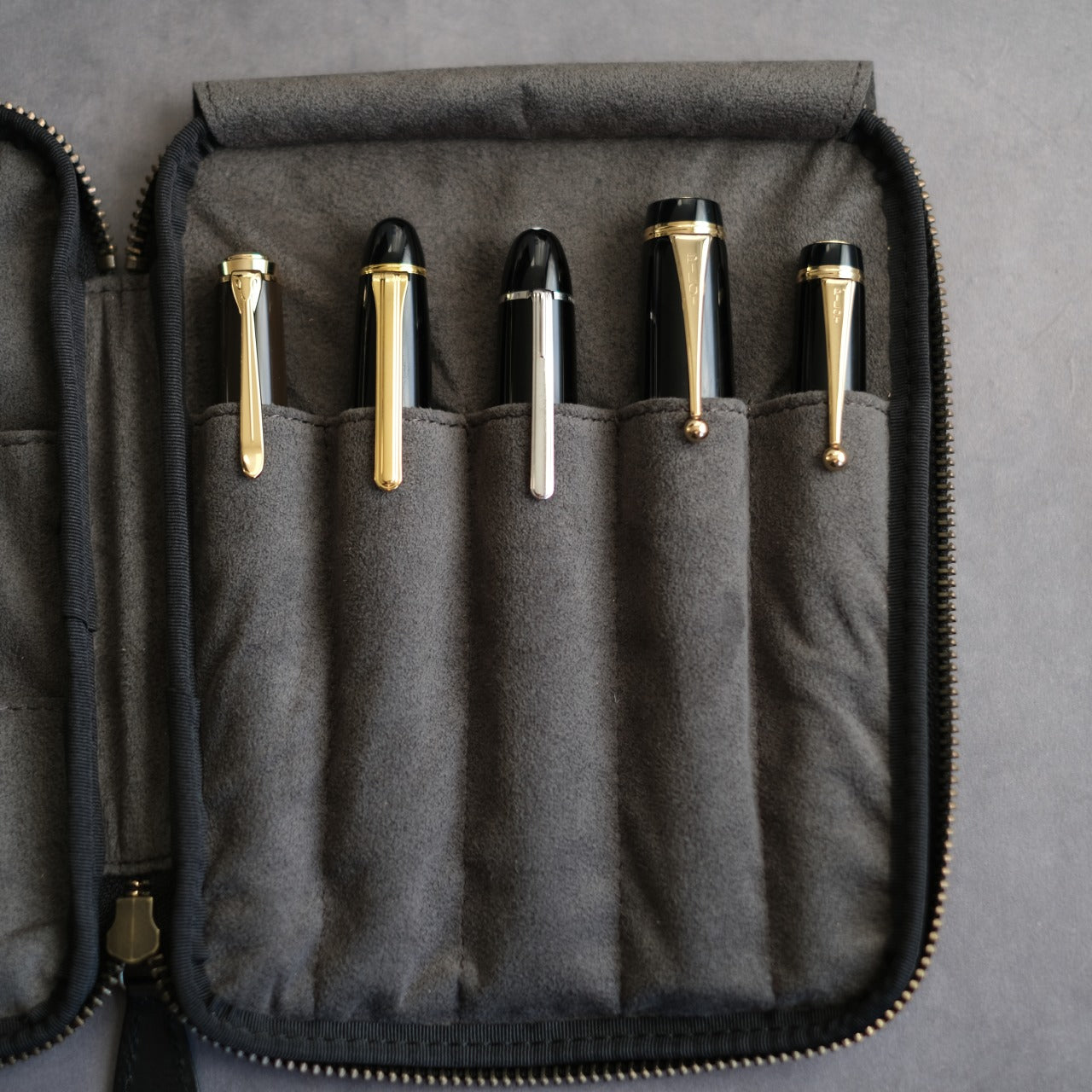 "Every time I open it, I get excited." Stationery pouch Tochigi leather