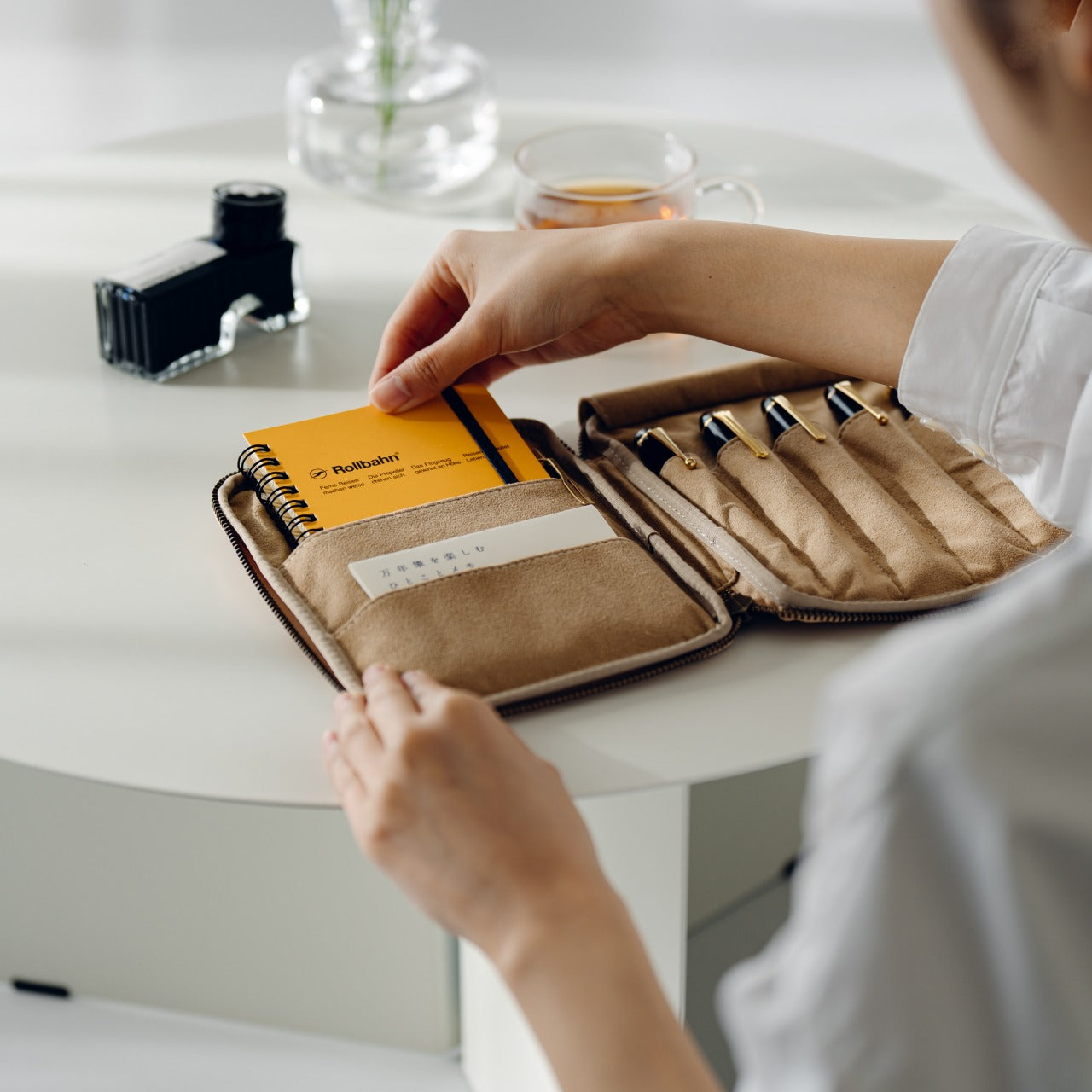 "Every time I open it, I get excited." Stationery pouch Tochigi leather