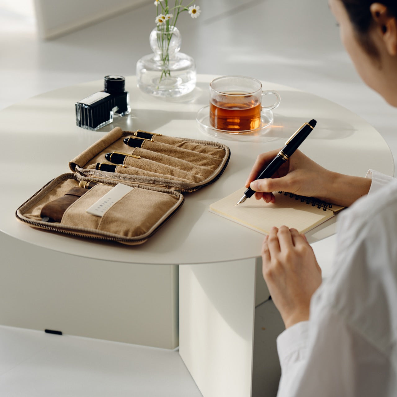 "Every time I open it, I get excited." Stationery pouch Tochigi leather