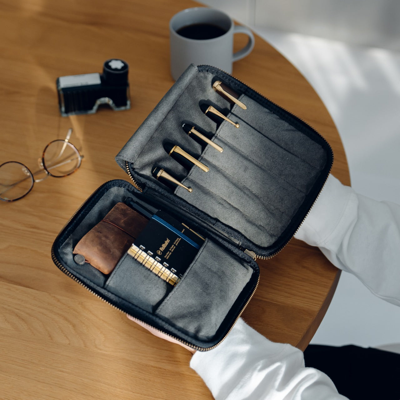 "Every time I open it, I get excited." Stationery pouch Tochigi leather