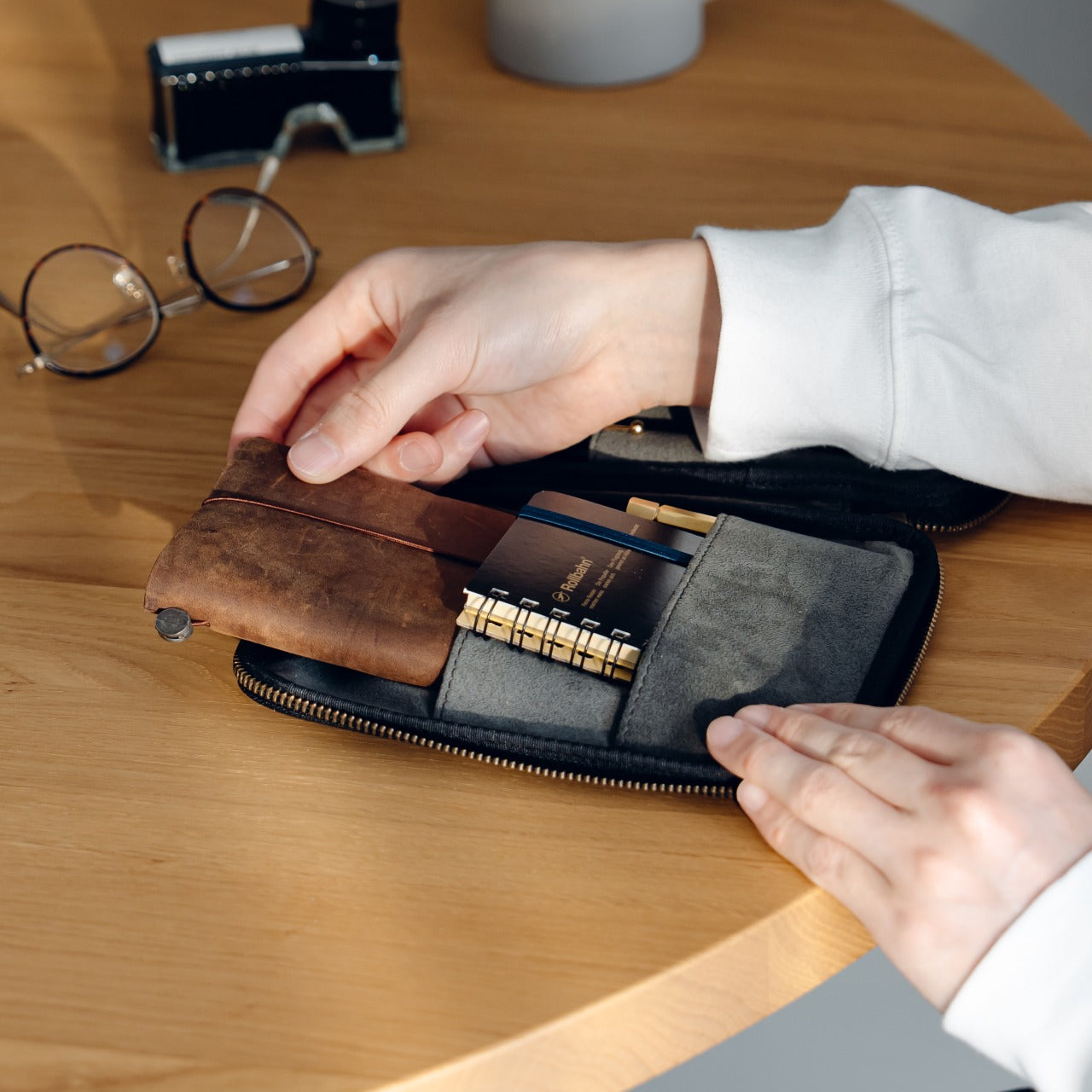 "Every time I open it, I get excited." Stationery pouch Tochigi leather