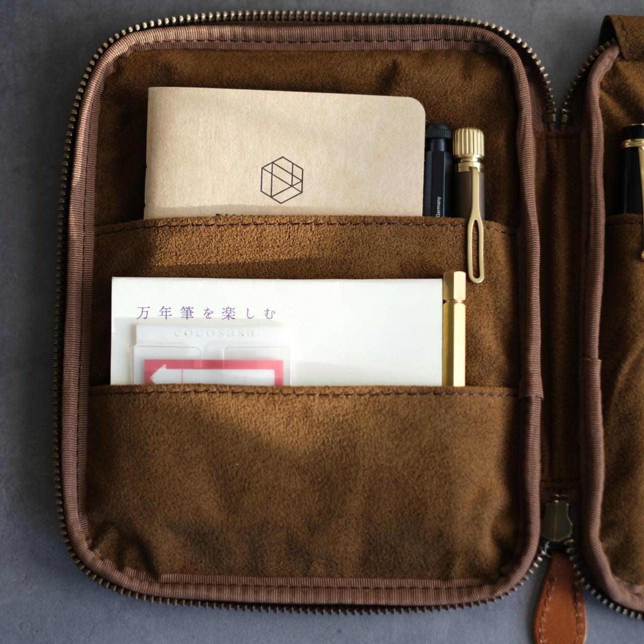 "Every time I open it, I get excited." Stationery pouch Tochigi leather