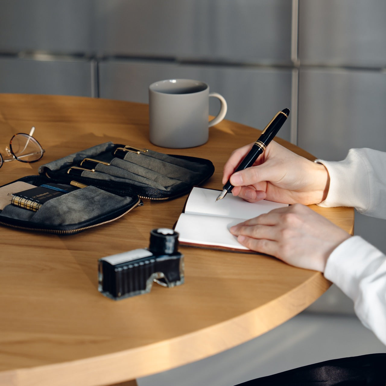"Every time I open it, I get excited." Stationery pouch Tochigi leather