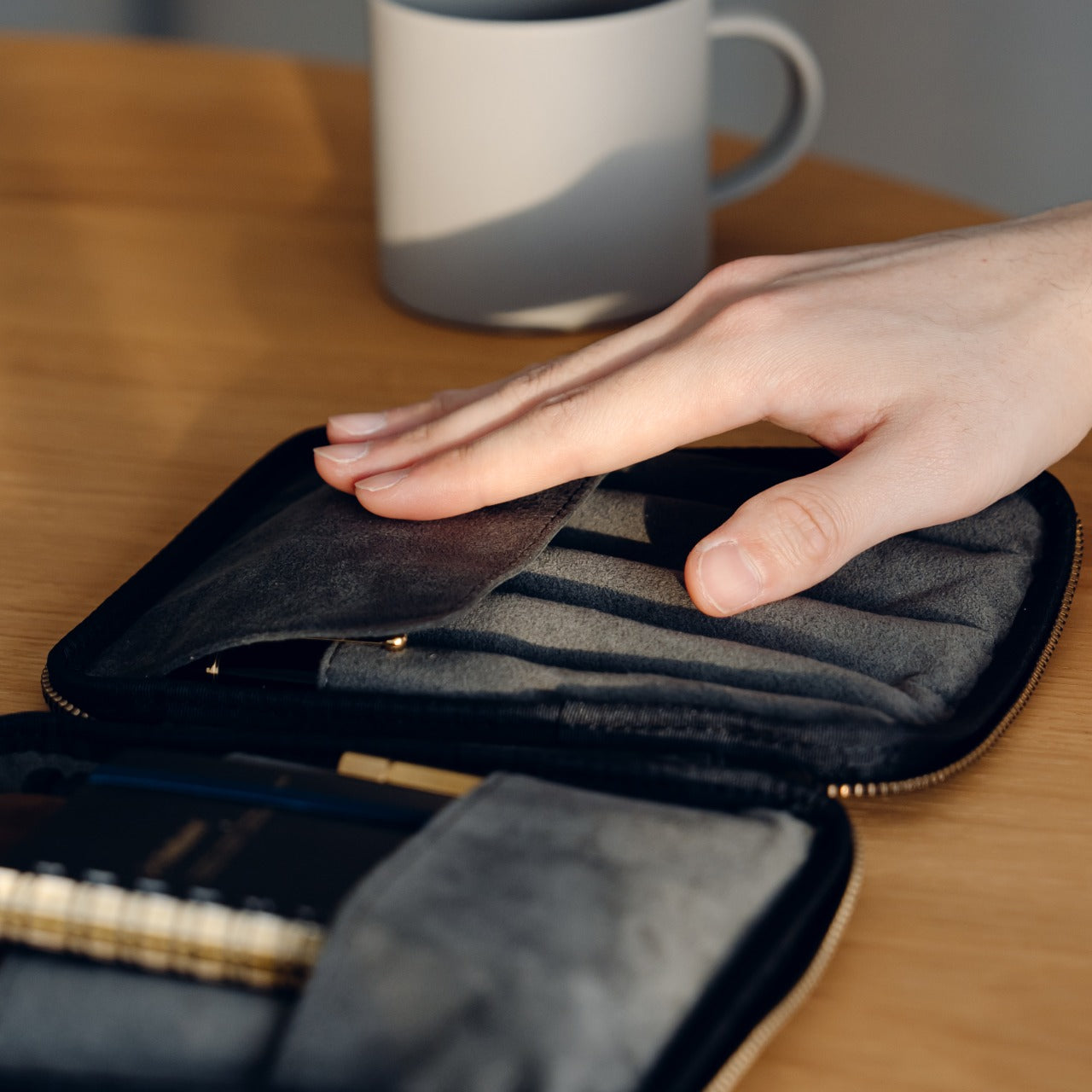 "Every time I open it, I get excited." Stationery pouch Tochigi leather