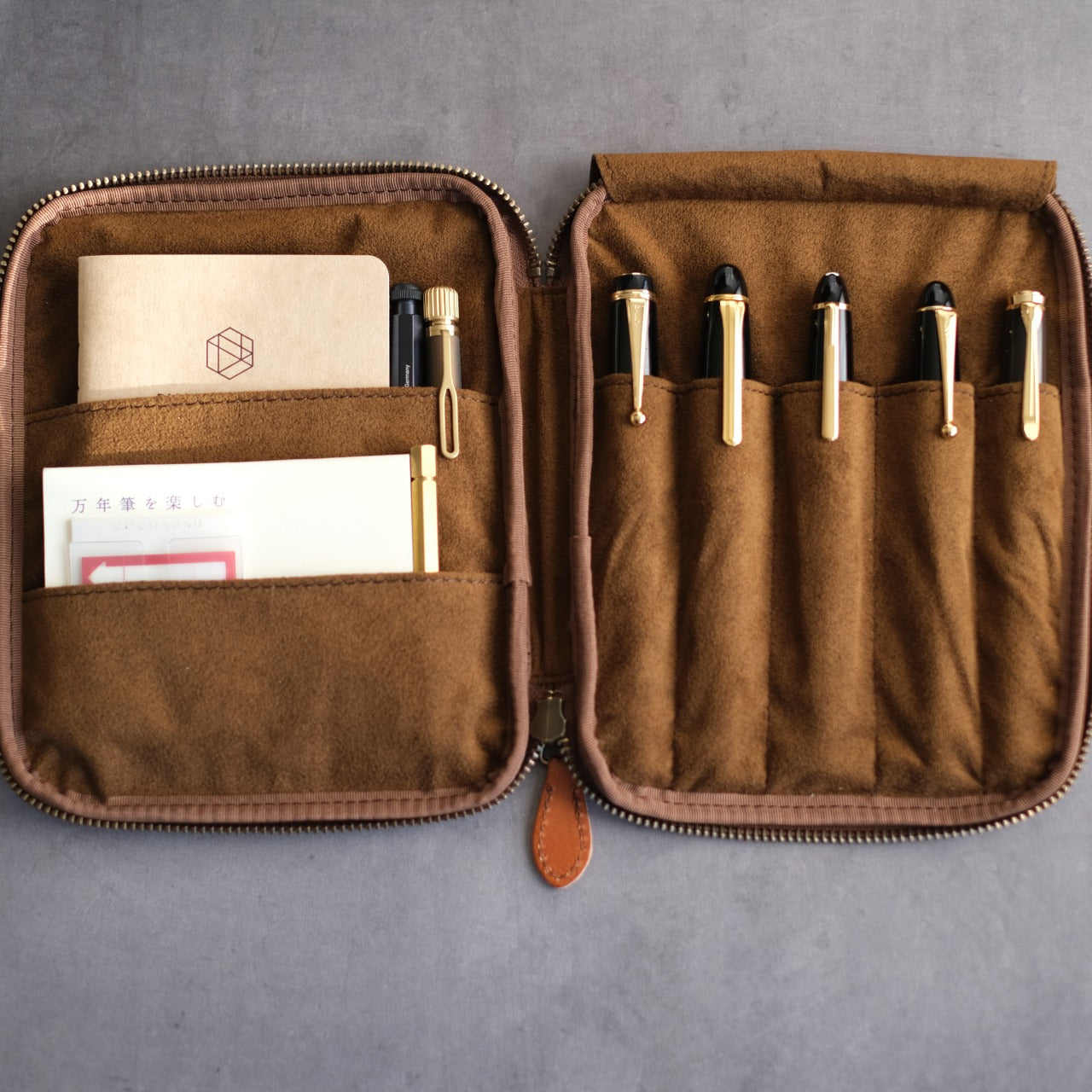 "Every time I open it, I get excited." Stationery pouch Tochigi leather
