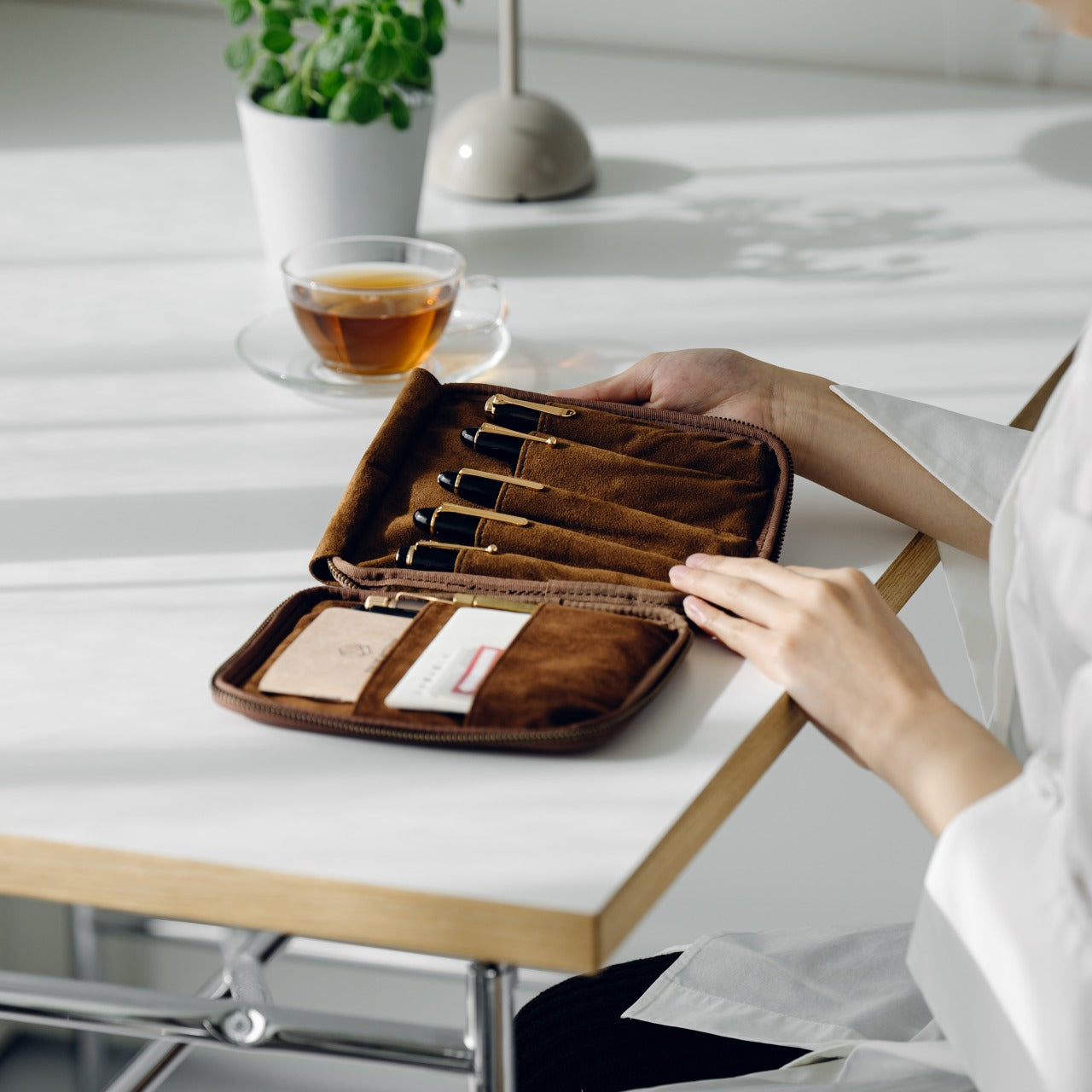 "Every time I open it, I get excited." Stationery pouch Tochigi leather