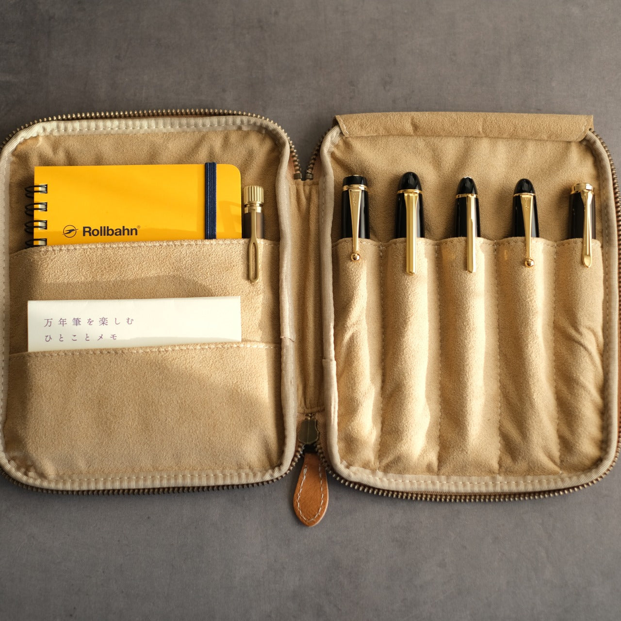 "Every time I open it, I get excited." Stationery pouch Tochigi leather
