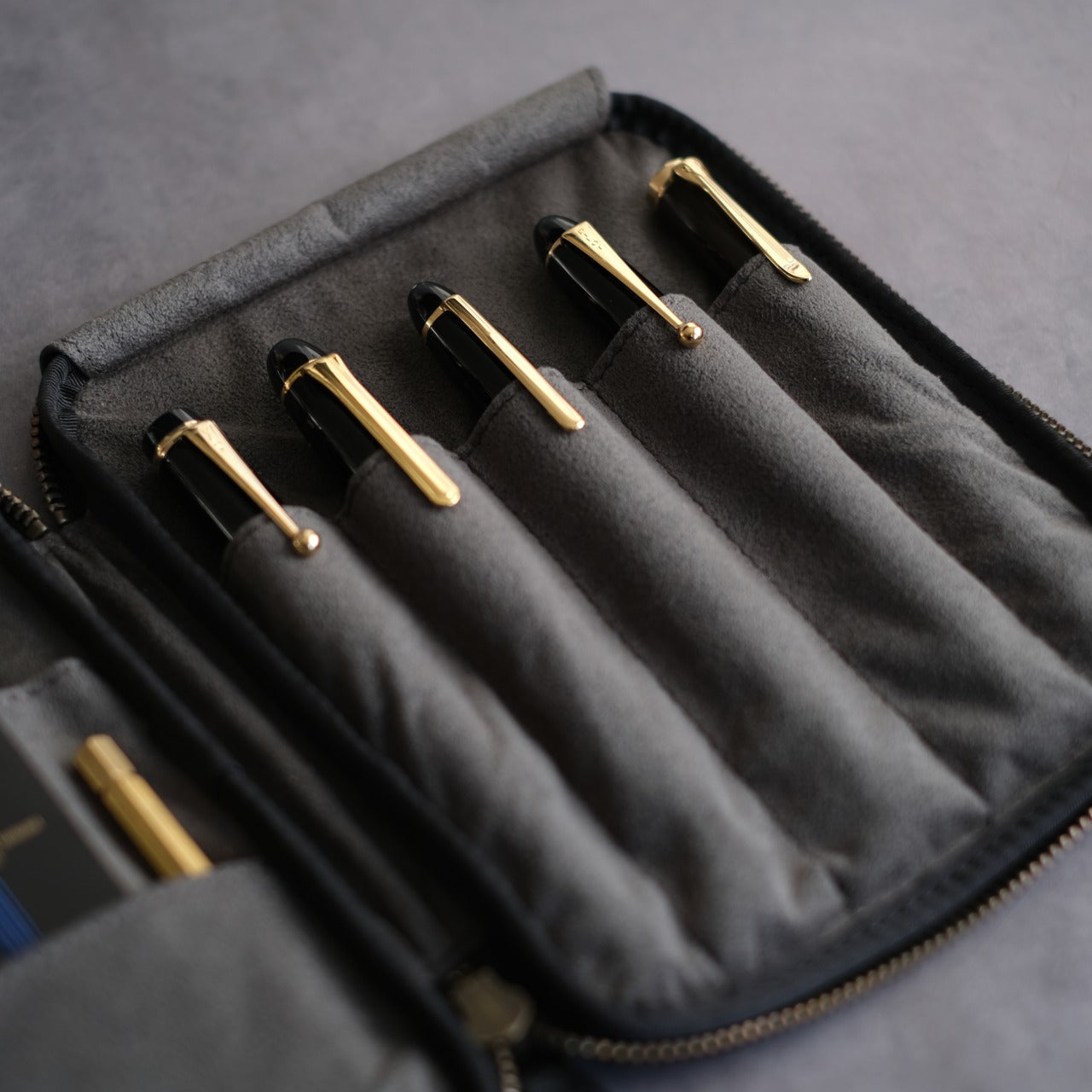"Every time I open it, I get excited." Stationery pouch Tochigi leather