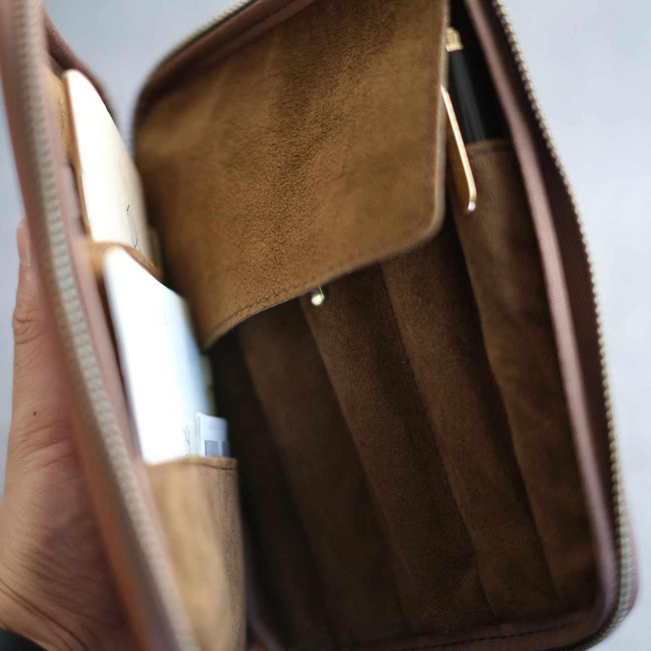 "Every time I open it, I get excited." Stationery pouch Tochigi leather