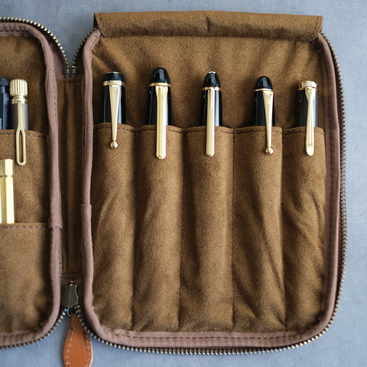 "Every time I open it, I get excited." Stationery pouch Tochigi leather