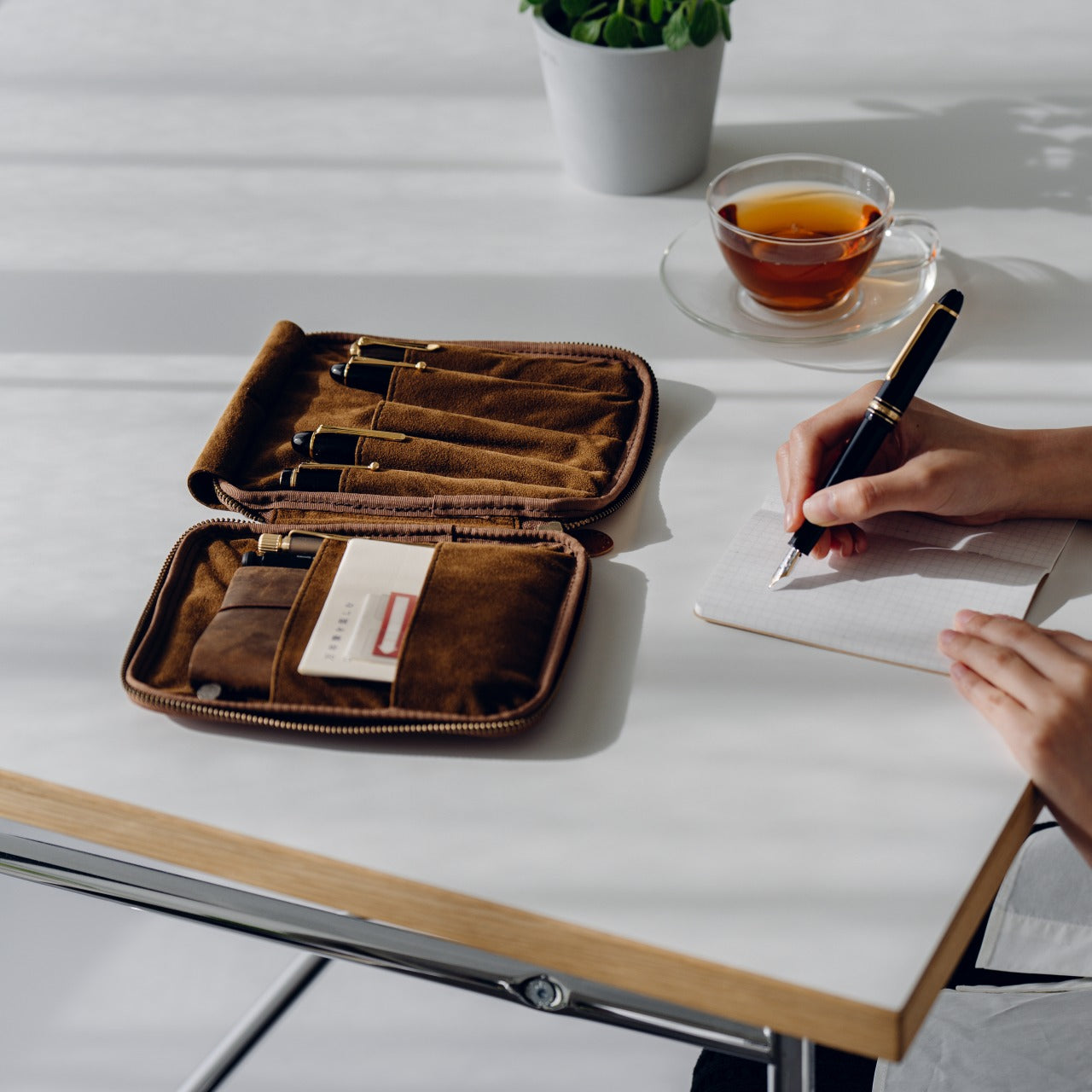 "Every time I open it, I get excited." Stationery pouch Tochigi leather