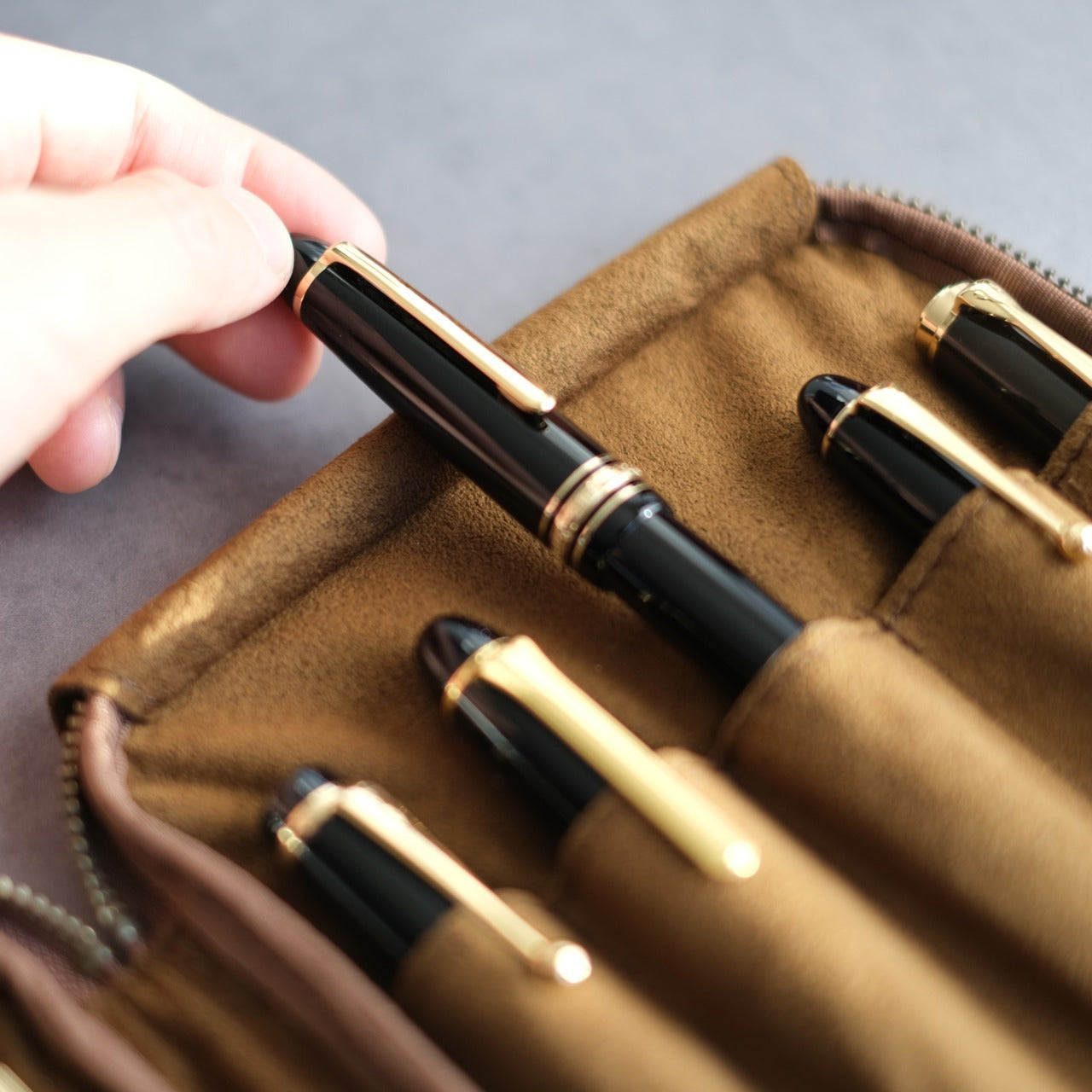"Every time I open it, I get excited." Stationery pouch Tochigi leather