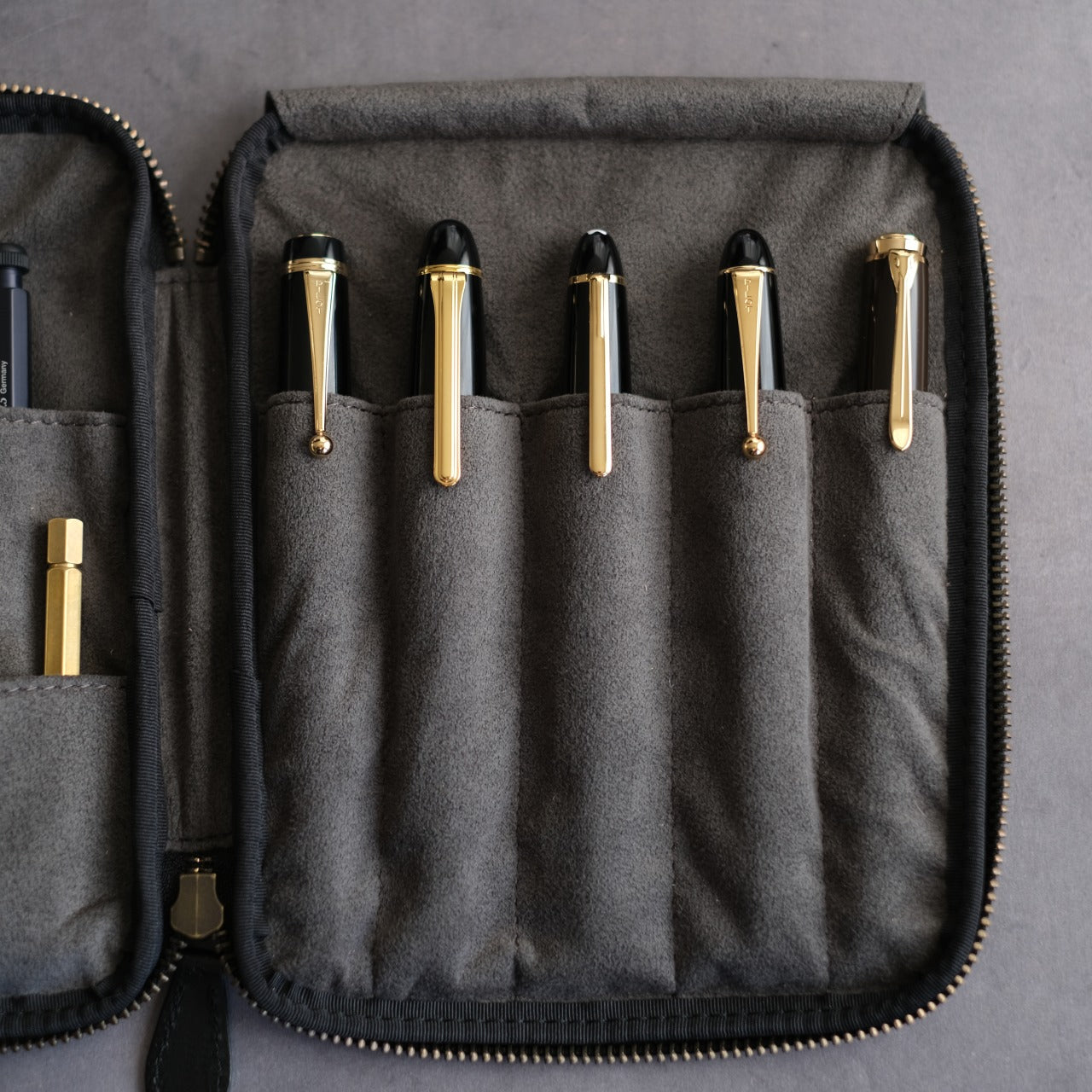 "Every time I open it, I get excited." Stationery pouch Tochigi leather