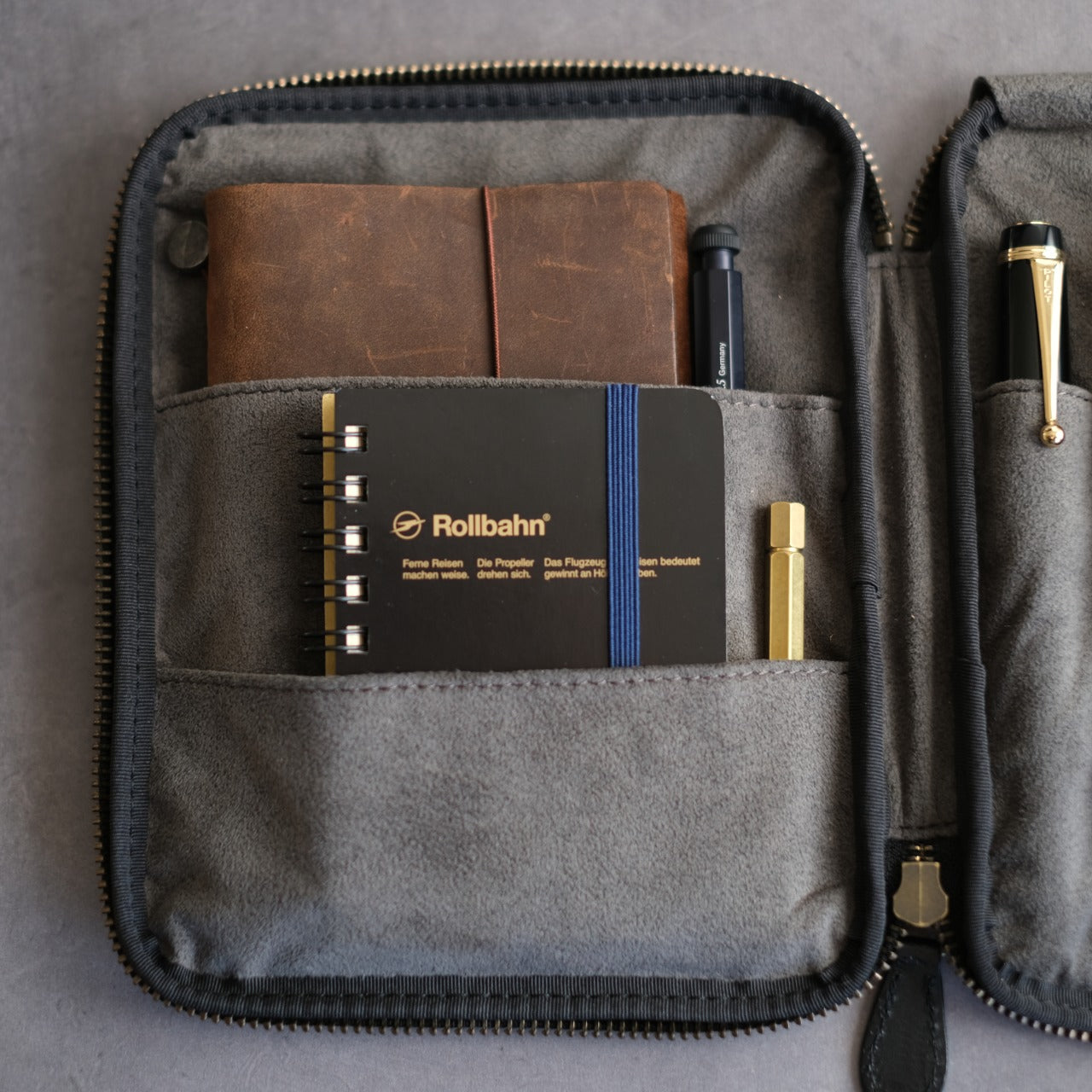 "Every time I open it, I get excited." Stationery pouch Tochigi leather