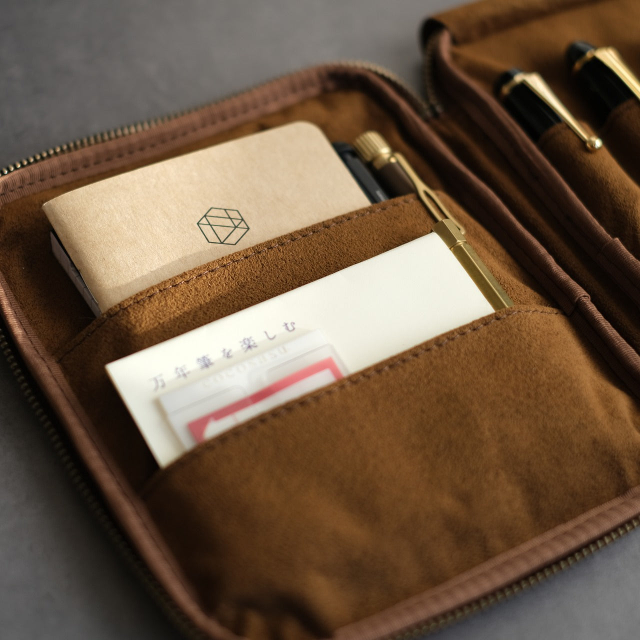 "Every time I open it, I get excited." Stationery pouch Tochigi leather