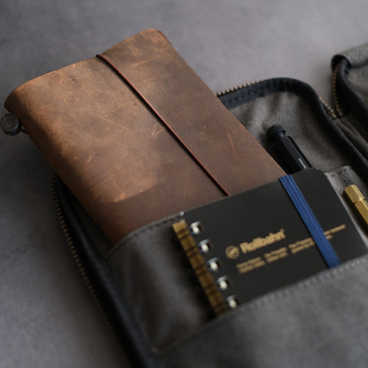 "Every time I open it, I get excited." Stationery pouch Tochigi leather