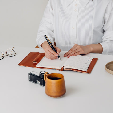 Notebook cover for carrying a pen, A6 size, Tochigi leather, made in Japan