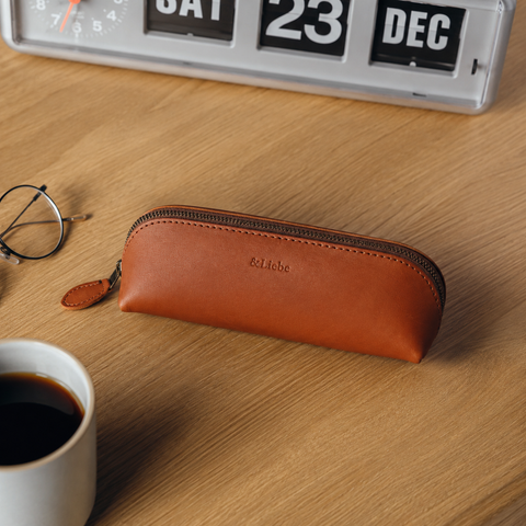 Basic pencil case with large capacity and opens easily [Tochigi leather]