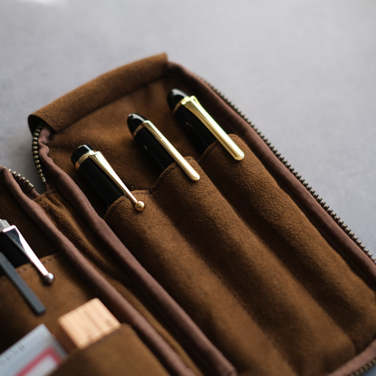 Jewelry box for pen lovers, 10-piece zip pen case, Tochigi
