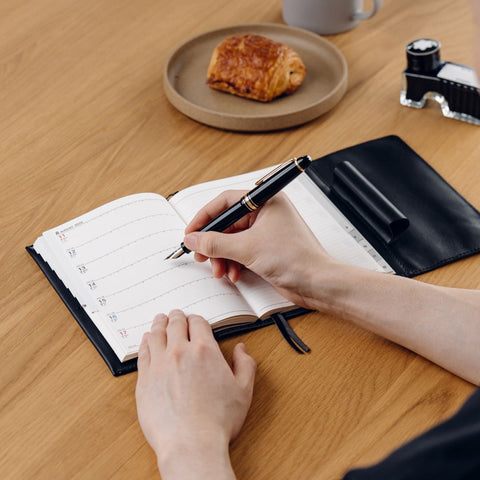 Notebook cover for carrying a pen, A6 size, Tochigi leather, made in Japan