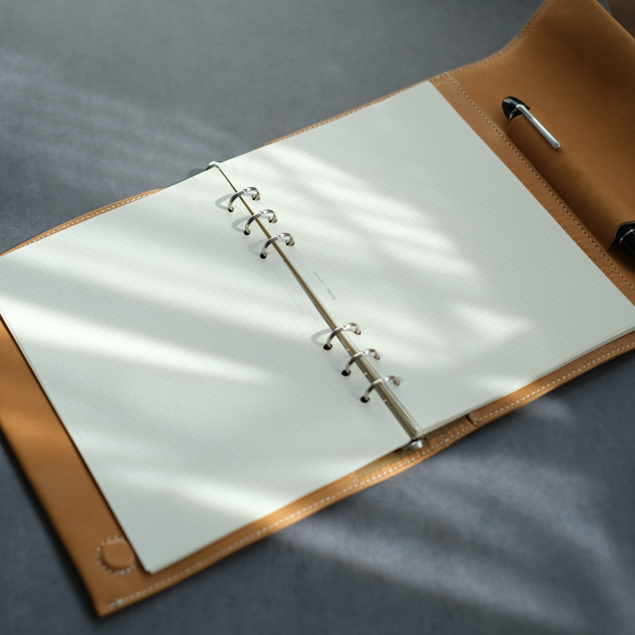[Sold on 12/27. Shipping after 1/4] System notebook for carrying your favorite pen, A5 size, 16mm ring, Tochigi leather, made in Japan