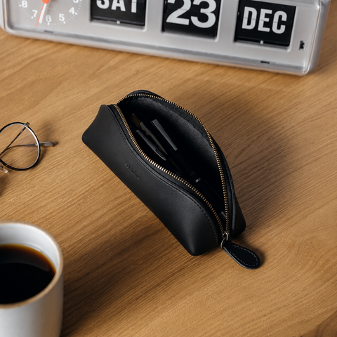 Basic pencil case with large capacity and opens easily [Tochigi leather]