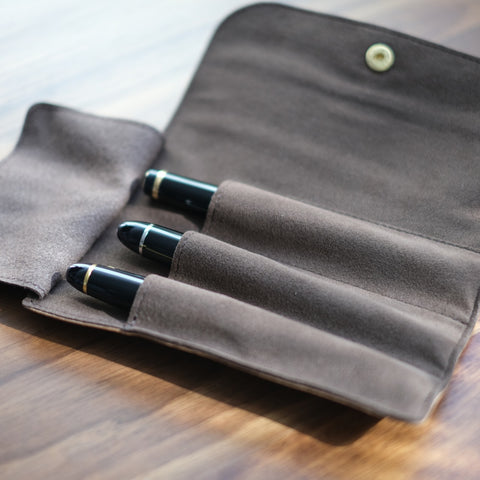 A 3-pen pencil case that gently carries around your 3 important pens, Tochigi leather, made in Japan