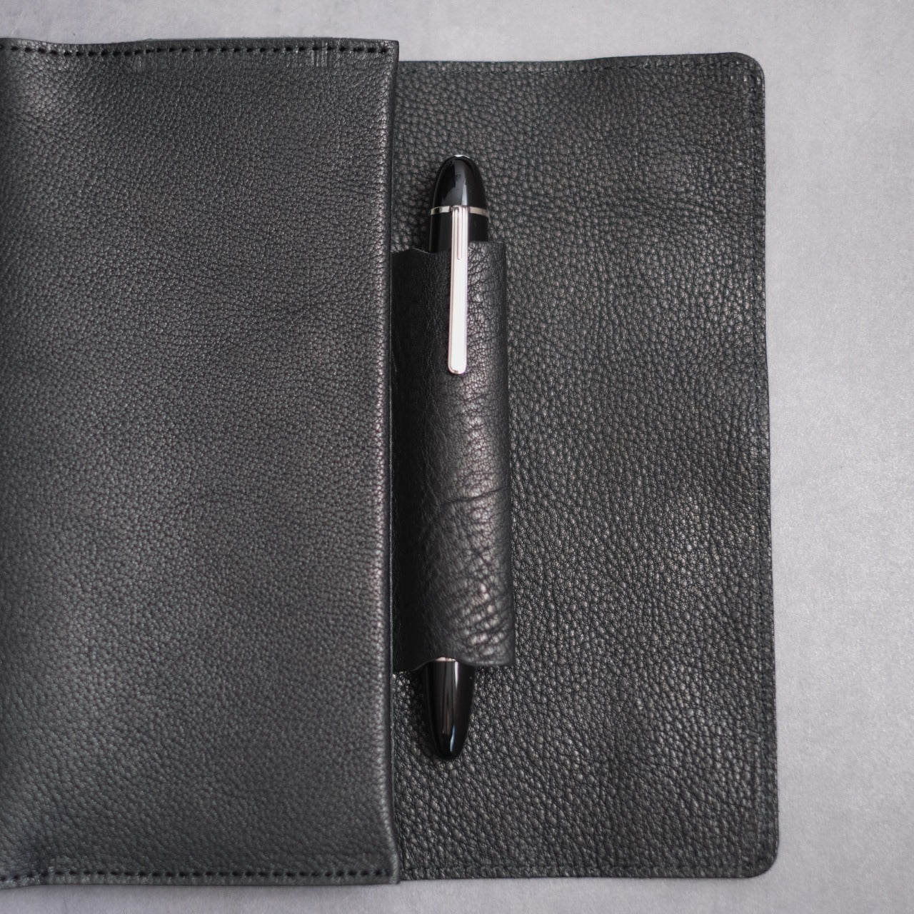 【ペブルヌメ】ペンを持ち歩く　ほぼ日weeks対応カバー　weeks MEGA対応　
