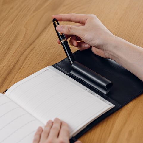 Notebook cover for carrying a pen, A6 size, Tochigi leather, made in Japan