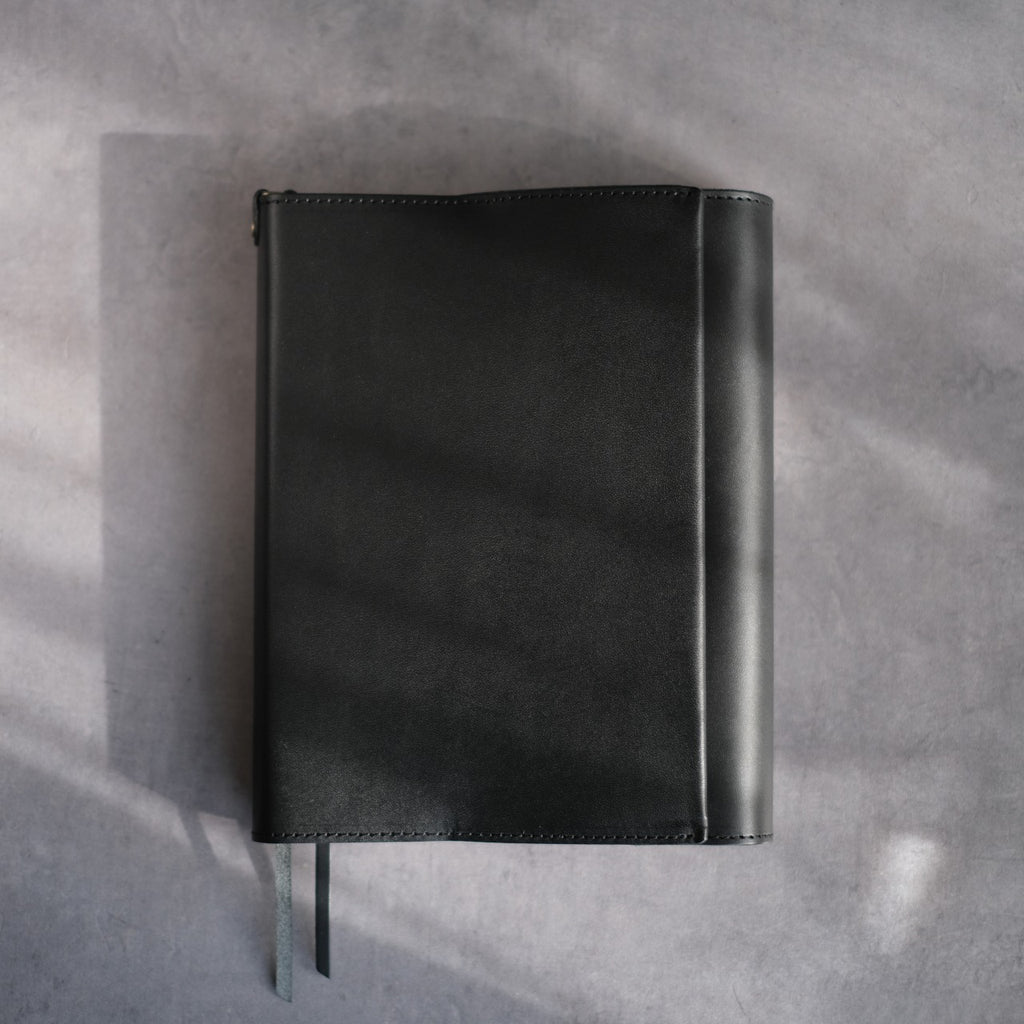 Notebook cover for carrying a pen, A5 size [Tochigi leather] 