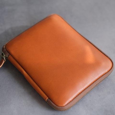 “Every time you open it, your heart flutters” Stationery pouch [Tochigi Leather]