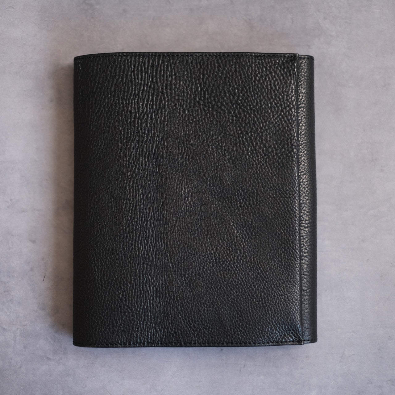 【ペブルヌメ】ペンを持ち歩くシステム手帳　A5サイズ　16mmリング　