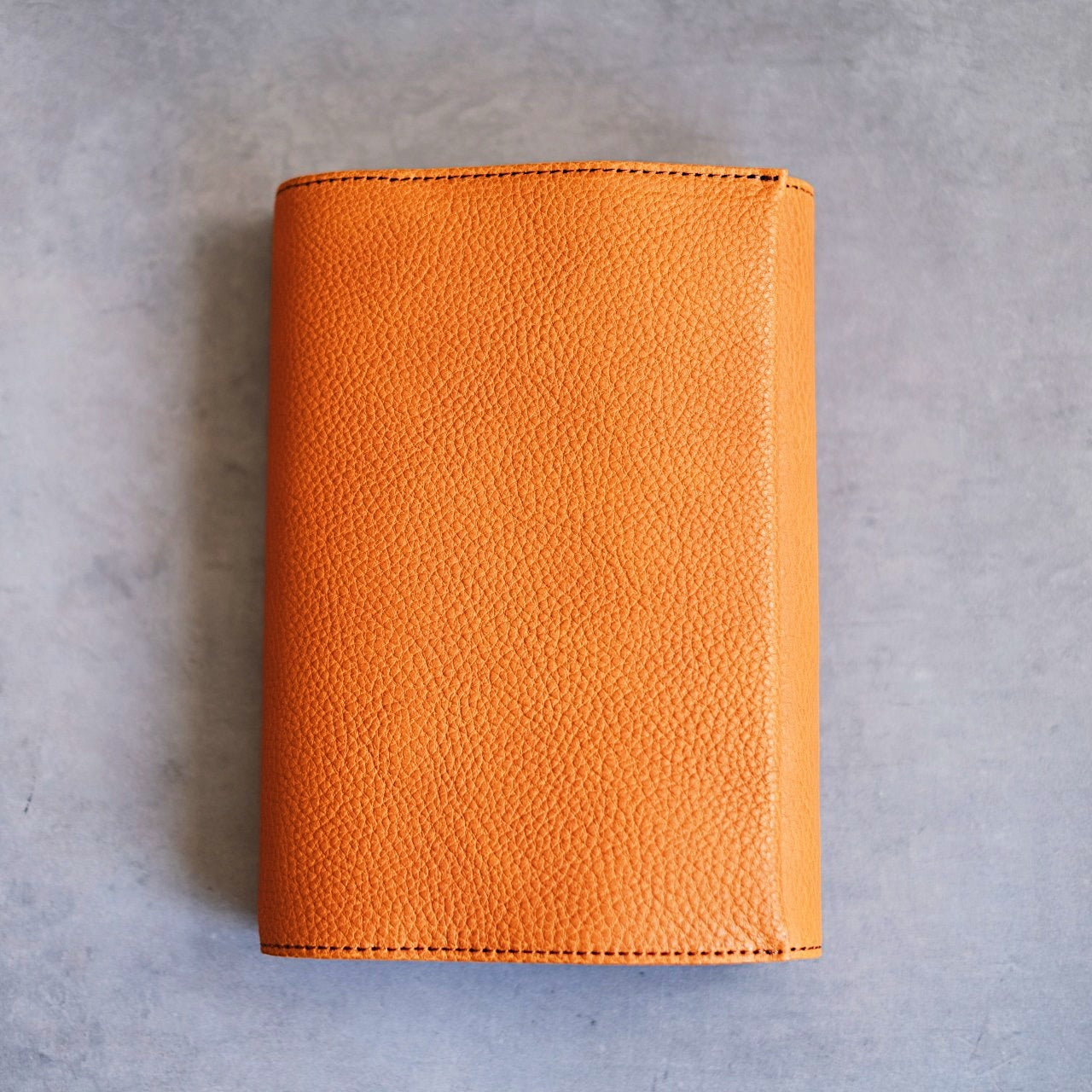 【ペブルヌメ】ペンを持ち歩くシステム手帳　バイブルサイズ　16mmリング　