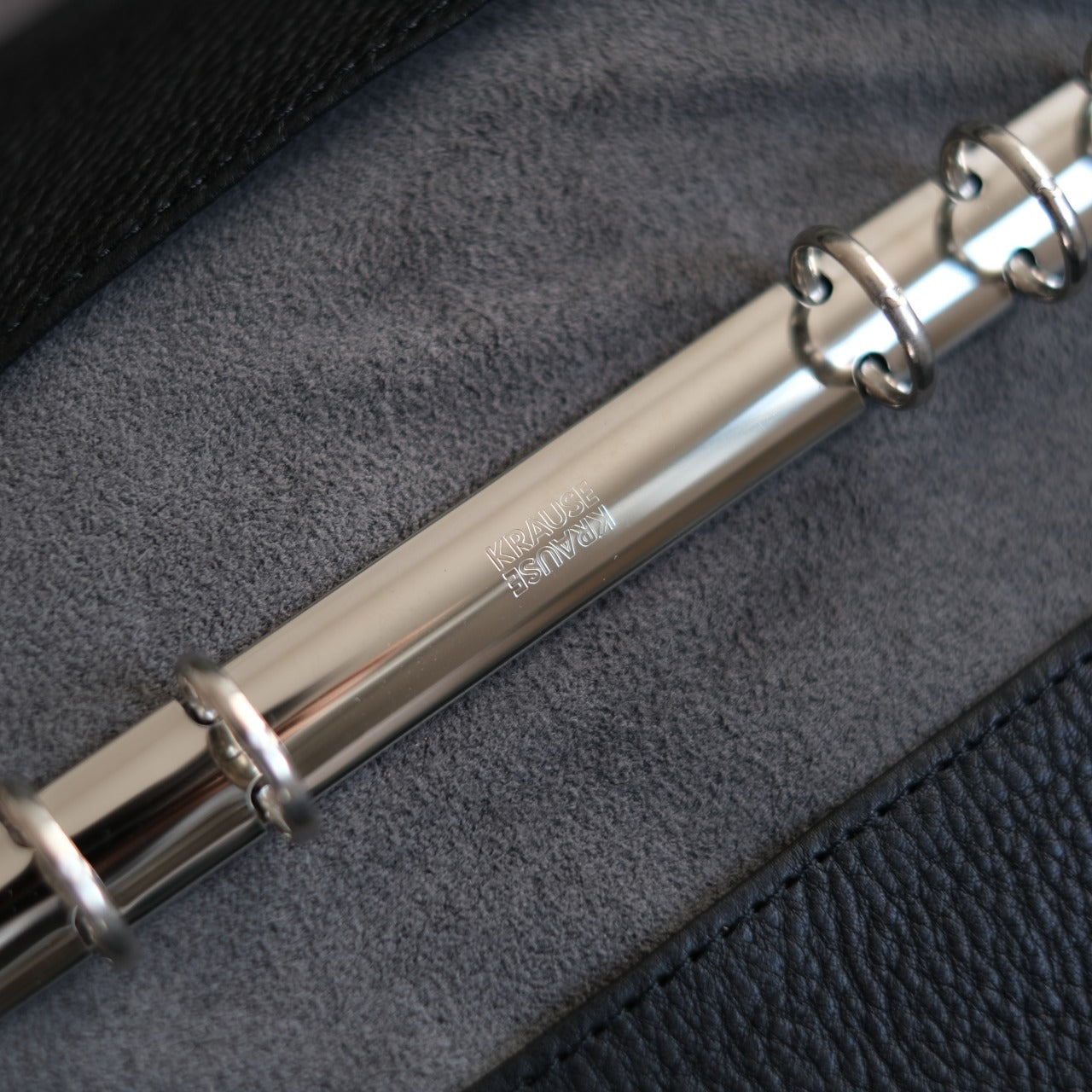 【ペブルヌメ】ペンを持ち歩くシステム手帳　A5サイズ　16mmリング　