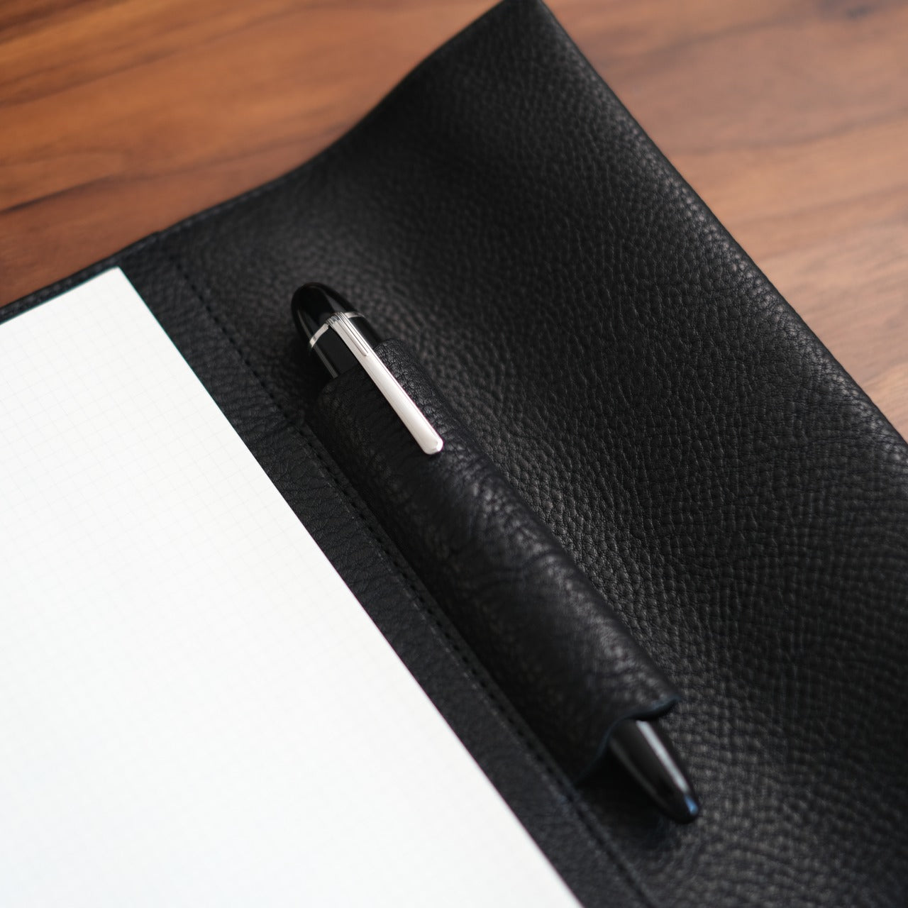 【ペブルヌメ】ペンを持ち歩くシステム手帳　A5サイズ　16mmリング　