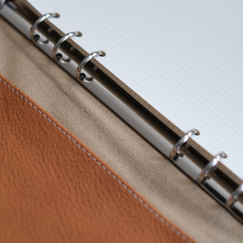 【ペブルヌメ】ペンを持ち歩くシステム手帳　A5サイズ　16mmリング　