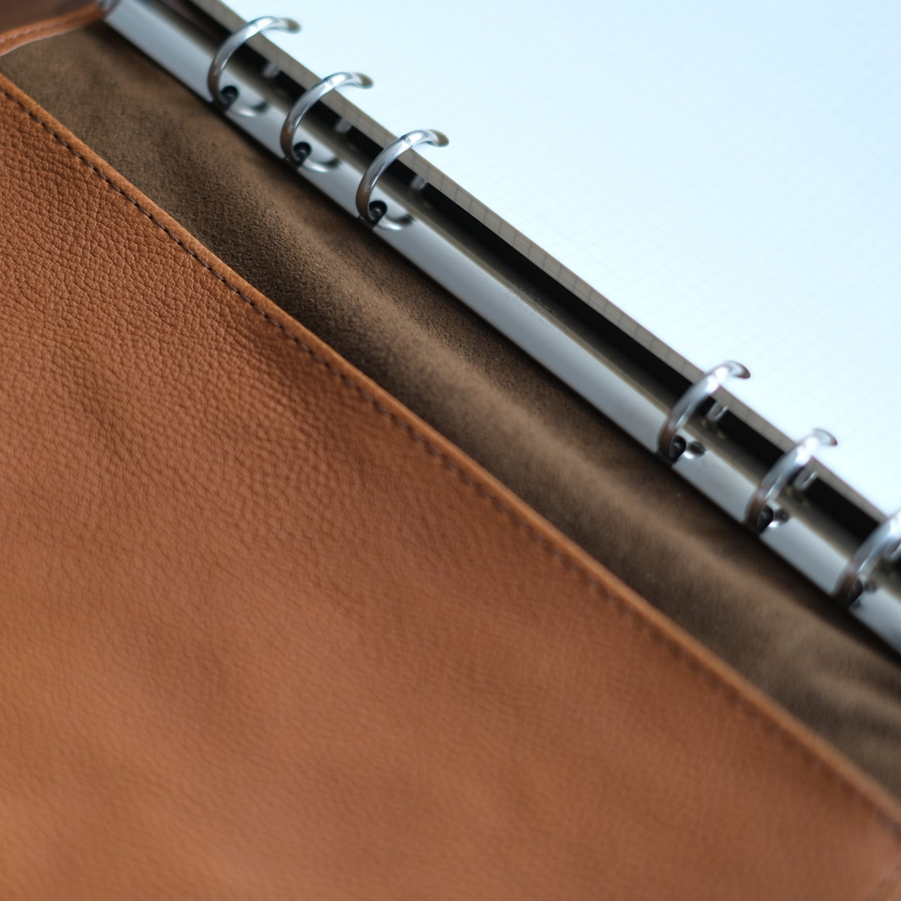 【ペブルヌメ】ペンを持ち歩くシステム手帳　A5サイズ　16mmリング　