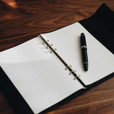 【ペブルヌメ】ペンを持ち歩くシステム手帳　A5サイズ　16mmリング　