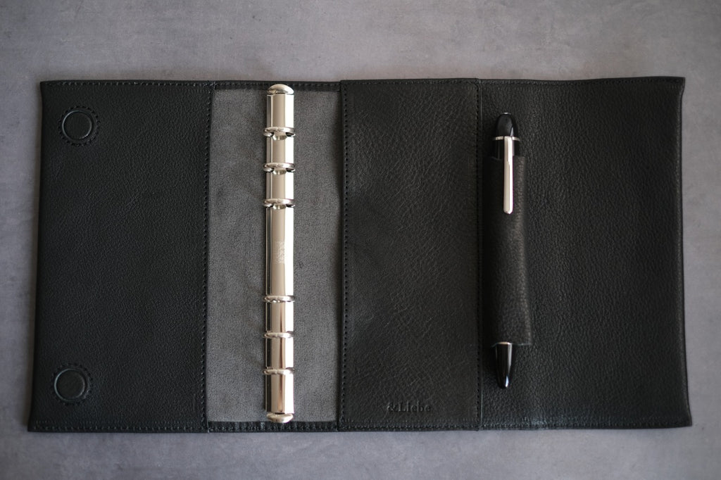 【ペブルヌメ】ペンを持ち歩くシステム手帳　バイブルサイズ　16mmリング　