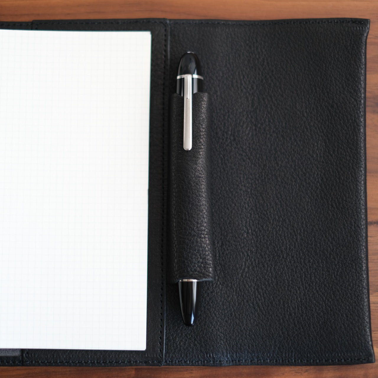 【ペブルヌメ】ペンを持ち歩くシステム手帳　バイブルサイズ　16mmリング　