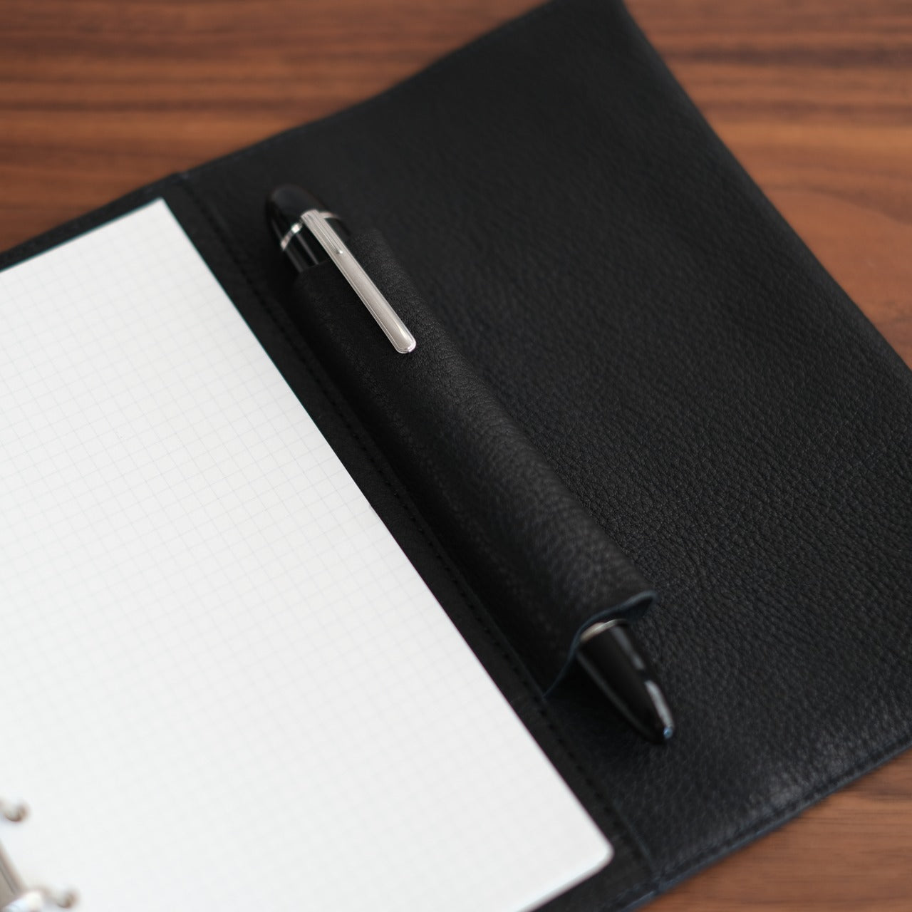 【ペブルヌメ】ペンを持ち歩くシステム手帳　バイブルサイズ　16mmリング　