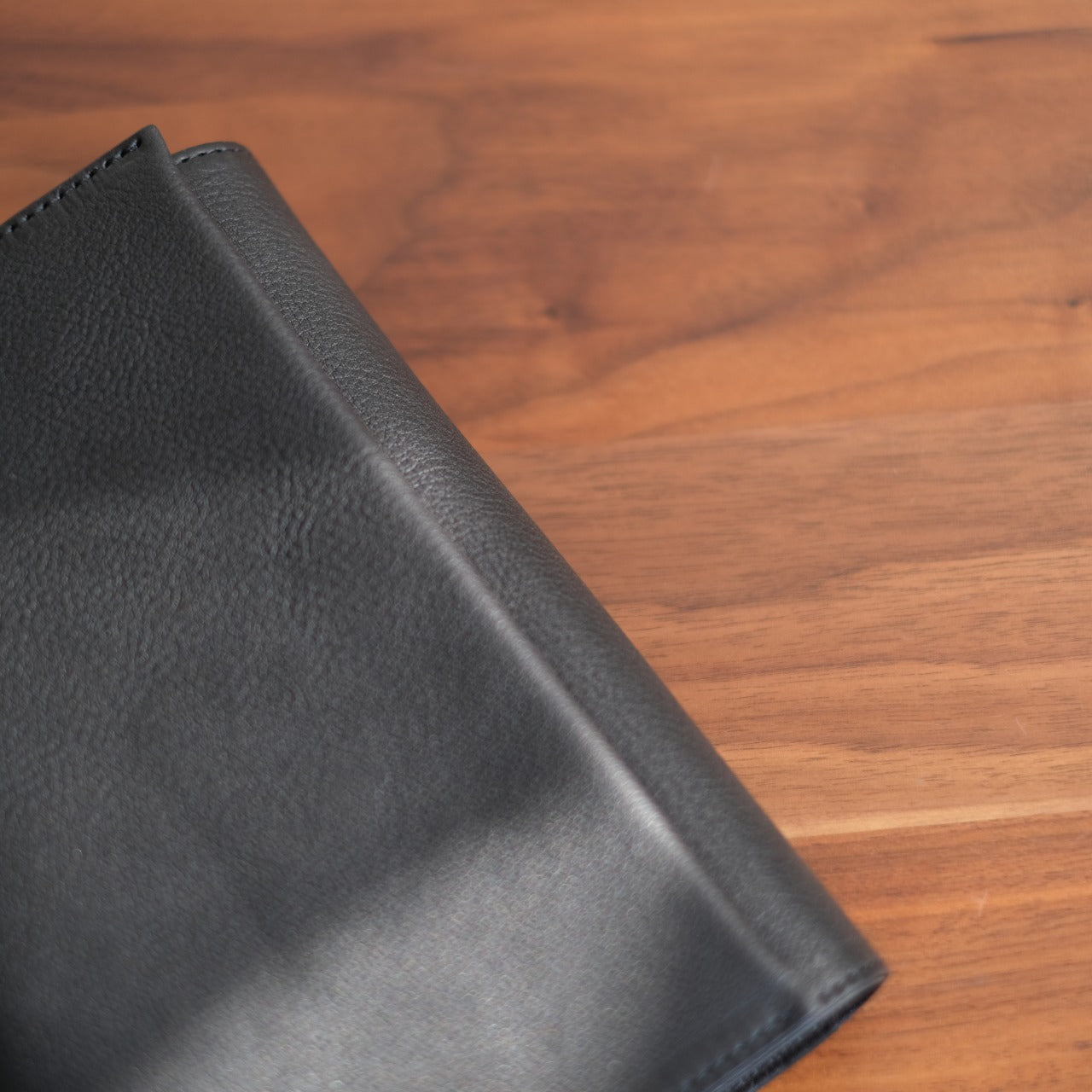 【ペブルヌメ】ペンを持ち歩くシステム手帳　バイブルサイズ　16mmリング　