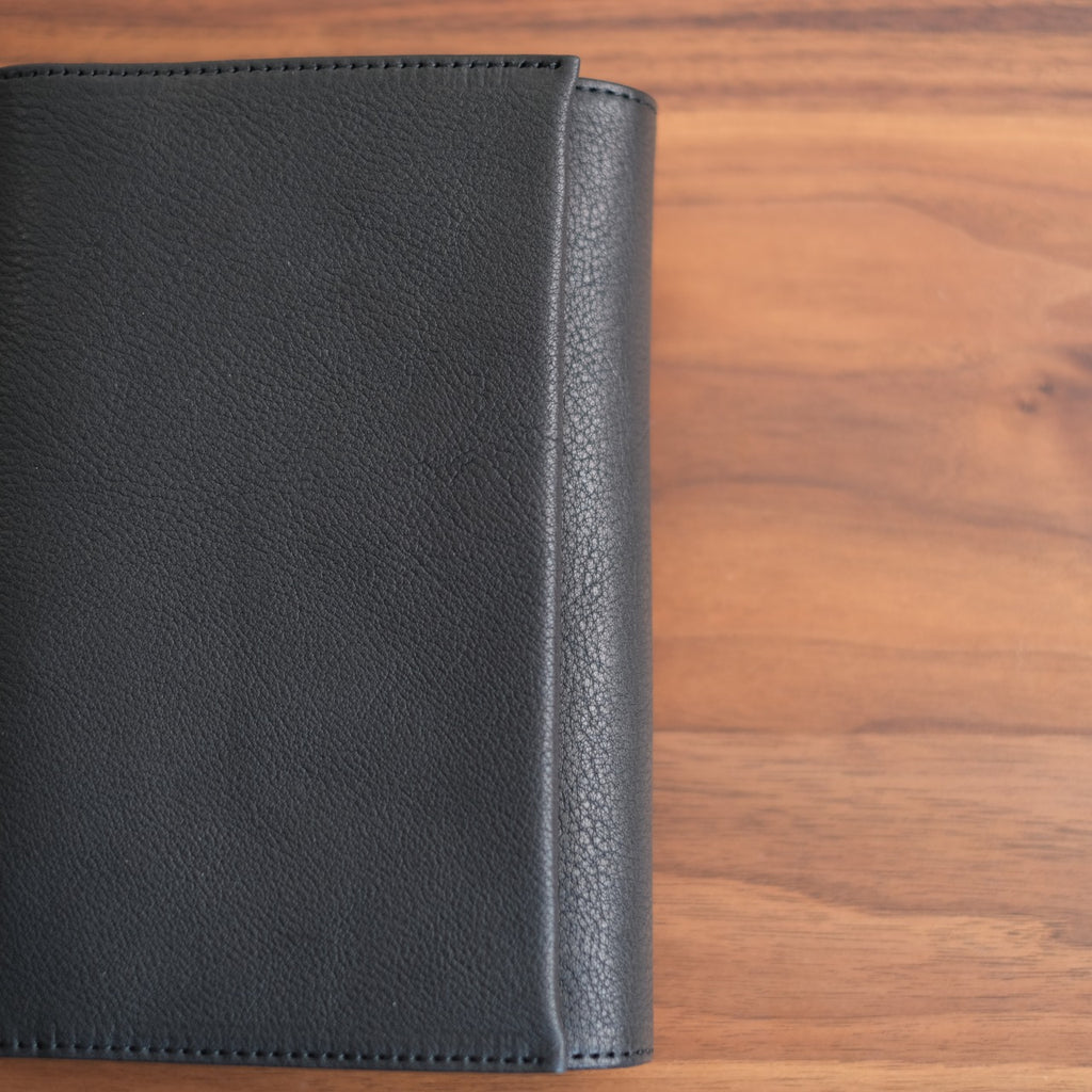 【ペブルヌメ】ペンを持ち歩くシステム手帳　バイブルサイズ　16mmリング　