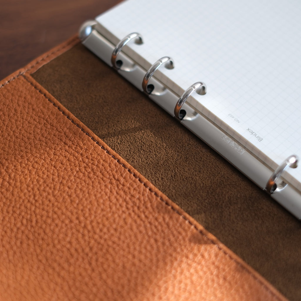 【ペブルヌメ】ペンを持ち歩くシステム手帳　バイブルサイズ　16mmリング　