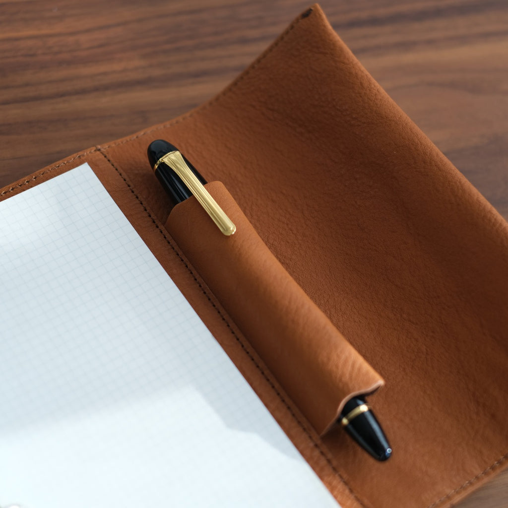 【ペブルヌメ】ペンを持ち歩くシステム手帳　バイブルサイズ　16mmリング　