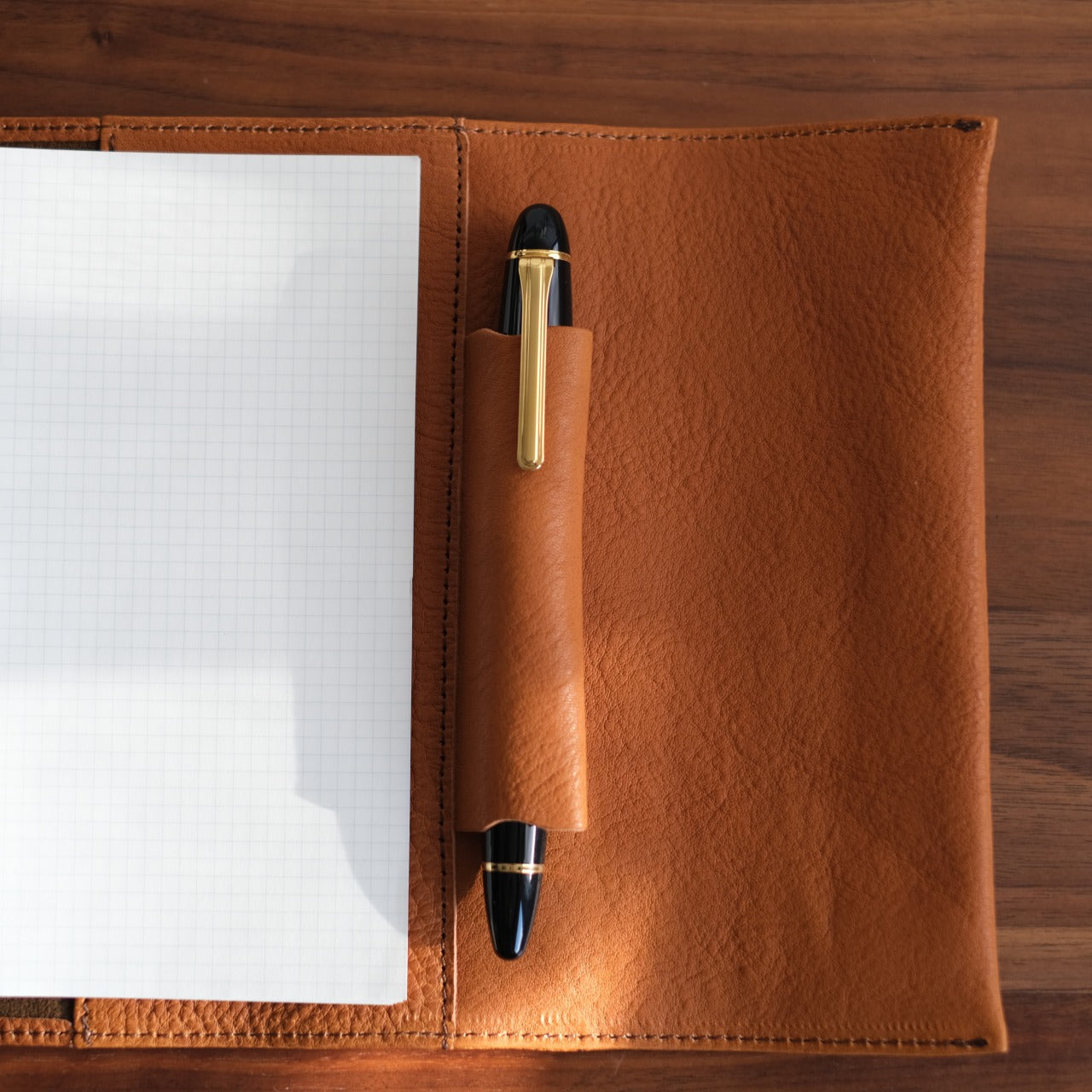 【ペブルヌメ】ペンを持ち歩くシステム手帳　バイブルサイズ　16mmリング　